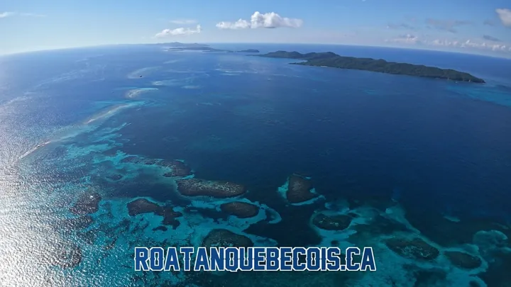 Vue aérienne drone de Pigeon Cay à Roatán : banc de sable et eaux turquoise